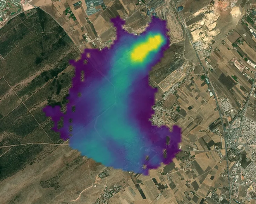 Satellite image showing a methane plume superimposed on an aerial view of an industrial site, with a color scale ranging from purple (low concentration) to yellow (high concentration), illustrating emission rates quantified according to the CEOS methodology