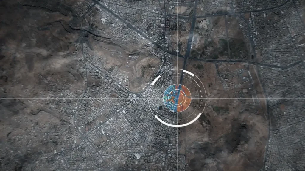 Vue satellite d'une agglomération urbaine en zone aride avec une superposition graphique en forme de cible concentrique affichant une carte thermique d'émissions de méthane, illustrant la mission de Sensing de transformer la donnée brute en levier d'action climatique